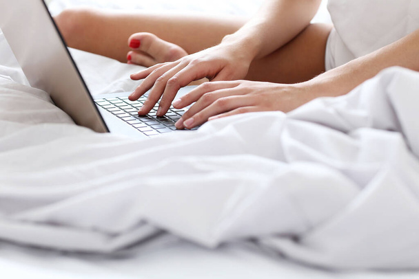 Lifestyle, home. Cute girl in the bed with a laptop - Valokuva, kuva