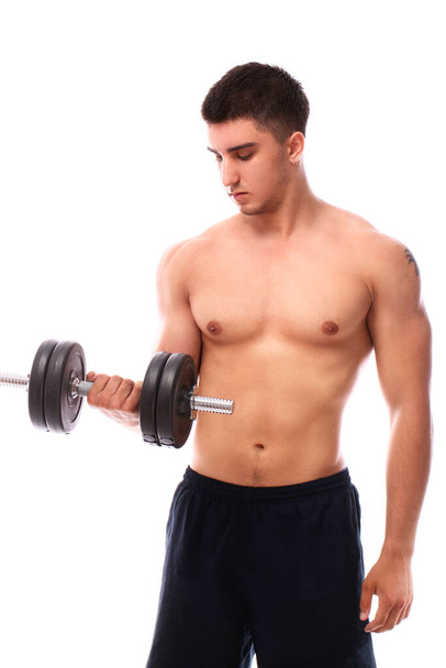 Musculoso chico haciendo ejercicio con mancuerna sobre fondo blanco
 - Foto, Imagen