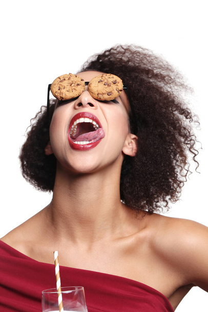Extraño, loco. Mujer con gafas hechas de galletas - Foto, Imagen