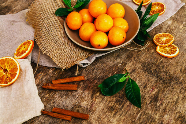 Delizioso mandarino sul tavolo di legno - Foto, immagini
