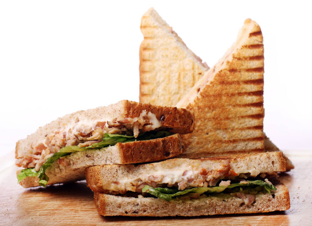 Čerstvé a chutné sendviče na stole - Fotografie, Obrázek