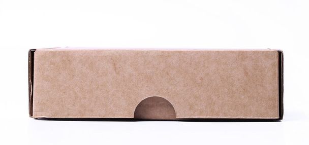 Beyaz arkaplanda karton kutu - Fotoğraf, Görsel