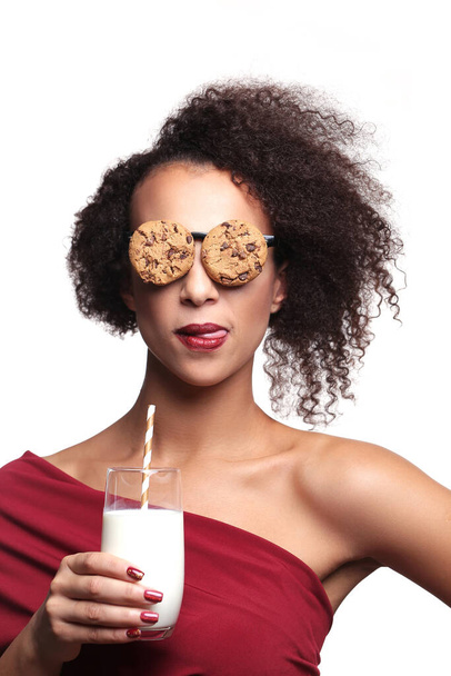 Divný, šílený. Žena s brýlemi vyrobenými ze sušenek - Fotografie, Obrázek