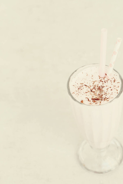 Вкусный молочный коктейль на столе - Фото, изображение