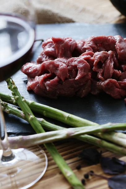 Cooking, preparation. Raw meat on the table - Foto, Bild