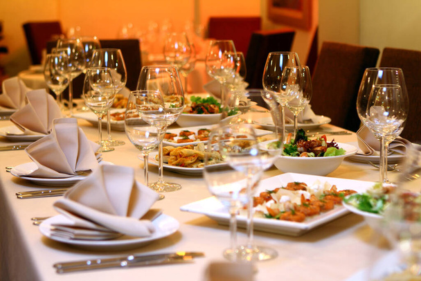 Juhlapöytä, jossa on ravintola ja välipaloja - Valokuva, kuva