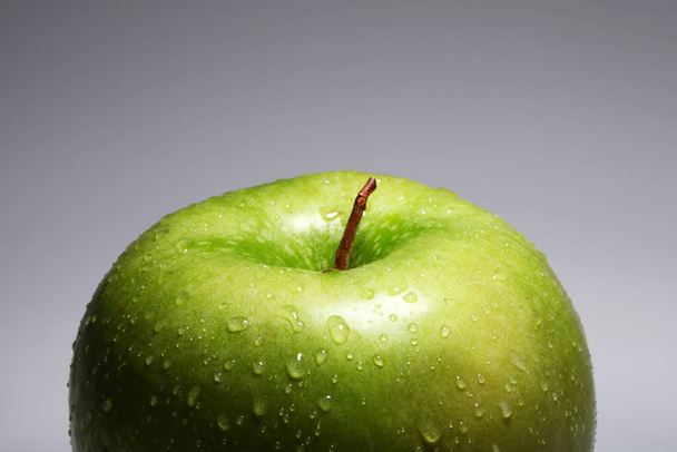 Fresh green apple over gray gradient - Foto, afbeelding
