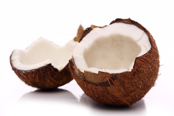 Nahaufnahme von frischen Kokosnüssen auf weißem Hintergrund - Foto, Bild