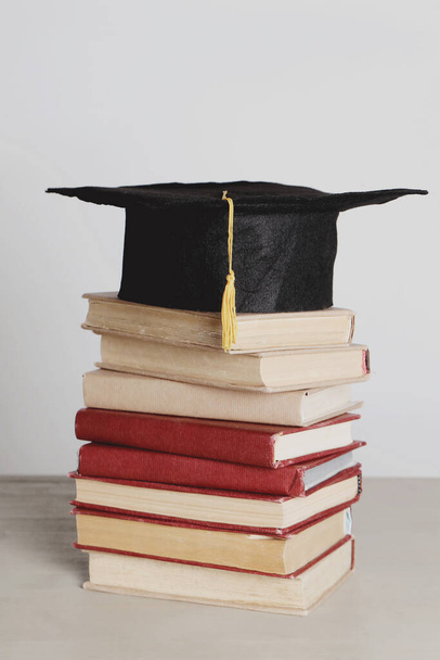 Diplômé. Chapeau académique carré avec livres - Photo, image