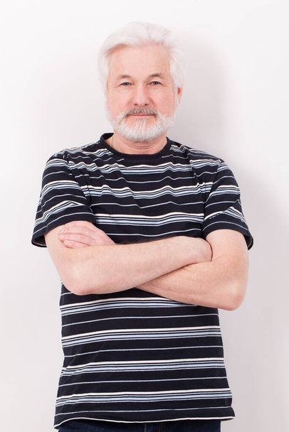 Hombre mayor guapo con barba gris aislada sobre fondo blanco - Foto, imagen