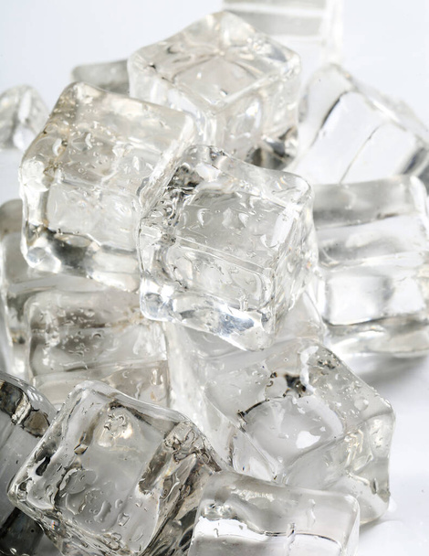 Acqua congelata. Cubi di ghiaccio sul tavolo - Foto, immagini