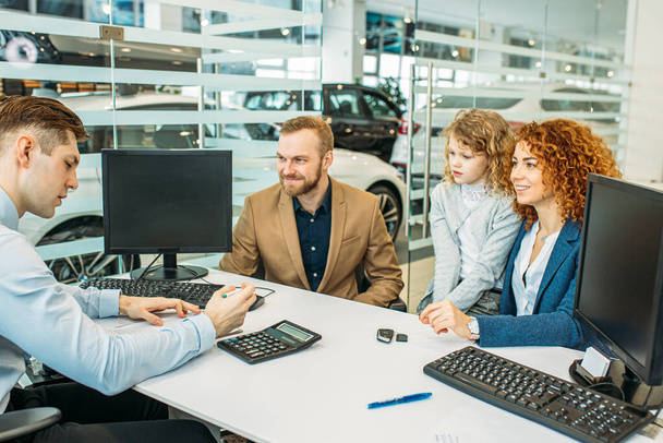 consultant and customers in dealership - Zdjęcie, obraz