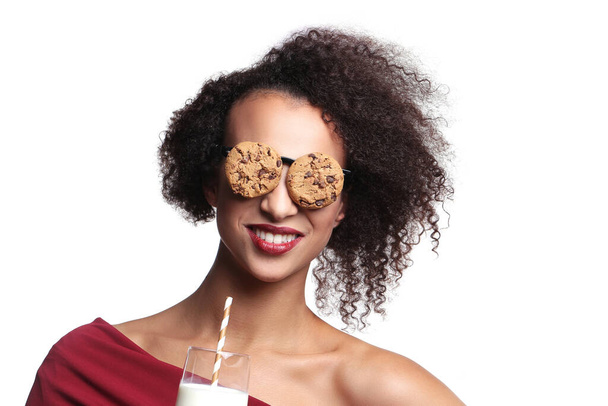 Extraño, loco. Mujer con gafas hechas de galletas - Foto, Imagen