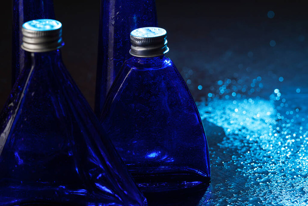 Маленькі блакитні пляшки на градієнтному фоні
 - Фото, зображення