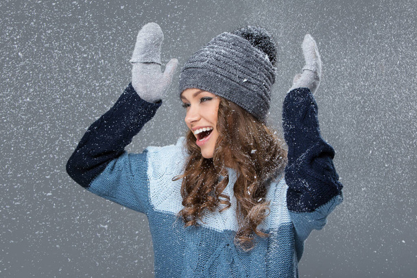 Χαριτωμένο κορίτσι είναι ευτυχής να δει νιφάδες χιονιού - Φωτογραφία, εικόνα