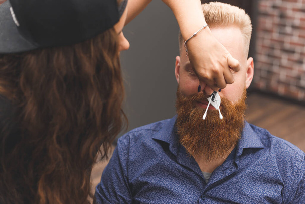 Enlever les poils du nez avec de la cire dans le salon de coiffure, la beauté masculine et concept de soins - Photo, image