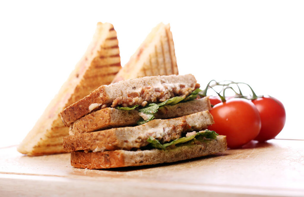 Frisches und schmackhaftes Sandwich auf weißem Hintergrund - Foto, Bild