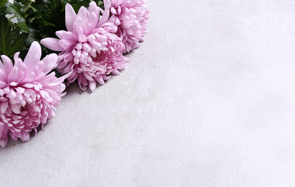 Φλοράλ. Λουλούδια στο τραπέζι - Φωτογραφία, εικόνα