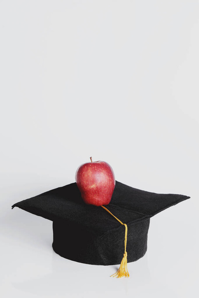 Square academic hat with apple - Foto, immagini