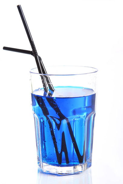 Sklenice s modrým koktejlem izolovaná na bílém - Fotografie, Obrázek