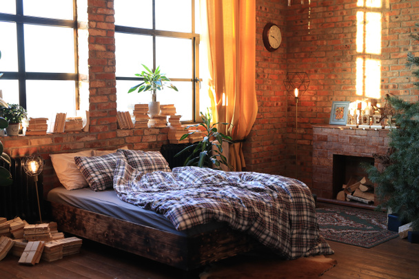 Interior y decoración del hogar. Cama con edredón y almohadas - Foto, imagen