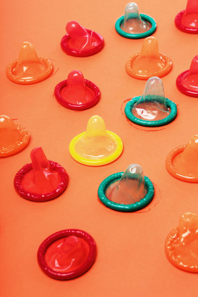 Värikkäät kondomit pöydällä - Valokuva, kuva