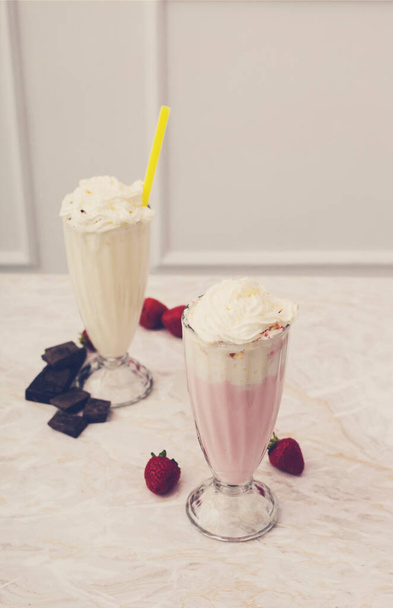 Вкусный молочный коктейль на столе - Фото, изображение