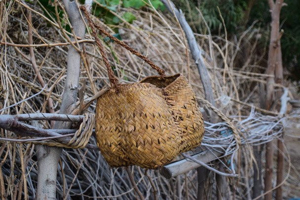 手作りの日付ツリーボックスツール、庭の木にぶら下がっているヤシの葉乾燥した瓶、茶色の背景文化写真 - 写真・画像