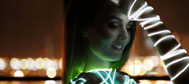 Mulher com luzes de néon nas mãos - Foto, Imagem
