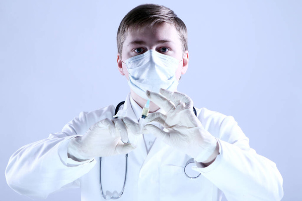 Médico sosteniendo jeringa en la mano
 - Foto, Imagen