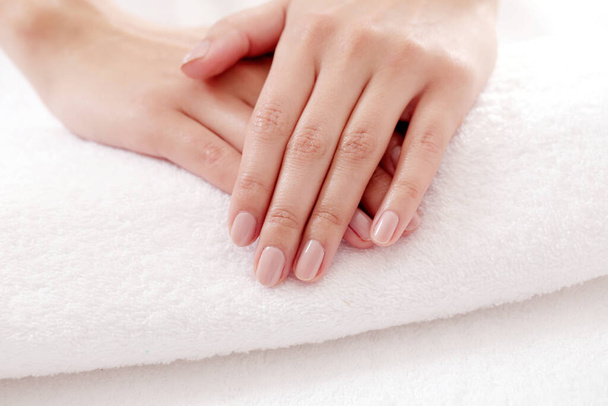 Обезжиренная. Мягкие и чистые руки на белом полотенце - Фото, изображение
