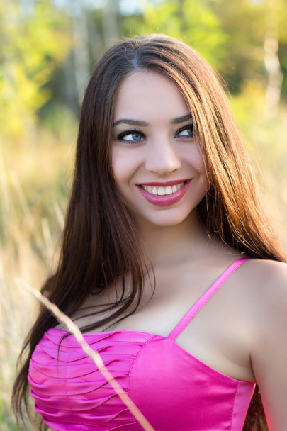 mladá usměvavá brunetka - Fotografie, Obrázek
