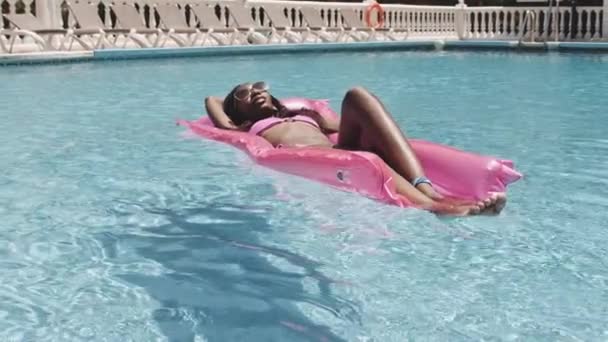Closeup Shot of Woman on Inflatable in Pool Sunbathing - Materiał filmowy, wideo