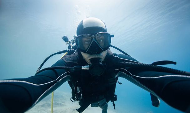 Homme plongée sous-marine avec fond rocheux et fond d'eau claire - Photo, image