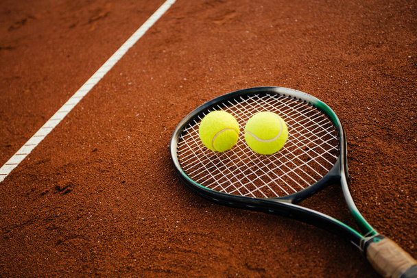 Tennis racket with balls on clay - Fotoğraf, Görsel