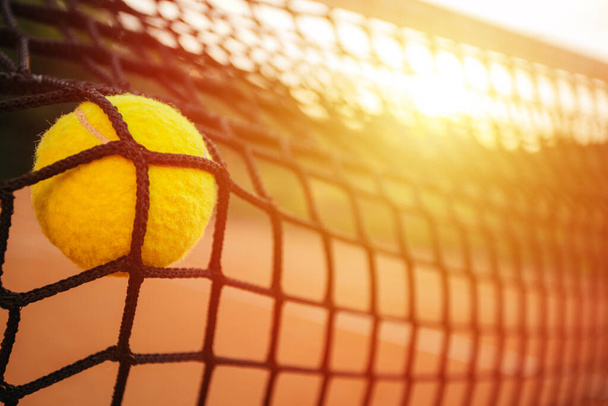 Tennispallo osui tennisverkkoon tenniskentällä. Epäonnistumisen käsite - Valokuva, kuva