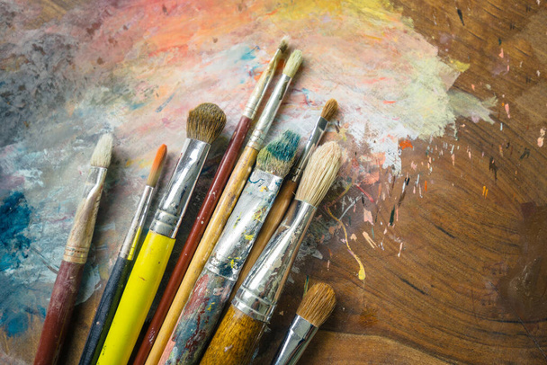 closuep of paintbrushes on a palette - Foto, afbeelding