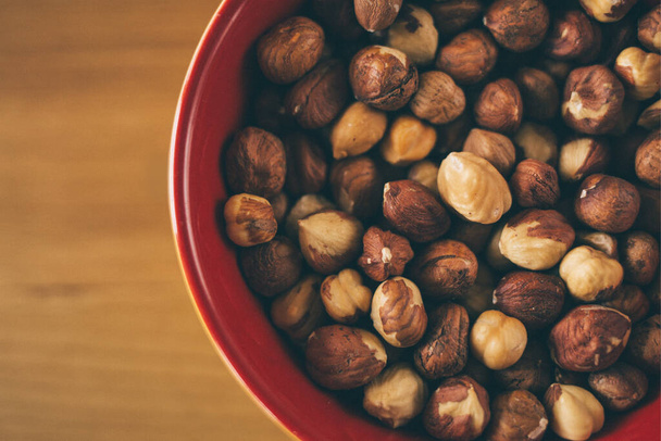 Close up of bowl of hazelnuts. Hazelnuts in bowl, copy space - Foto, Imagen