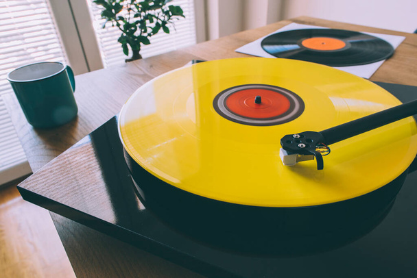 Draaitafel spelen LP vinyl plaat - Foto, afbeelding
