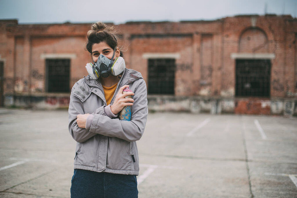 Жінка в газовій масці з фарбою для розпилення
 - Фото, зображення