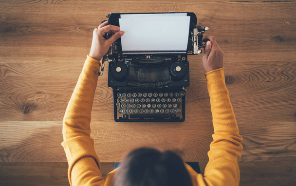 Scrittore che costruisce macchine da scrivere vintage. Vista ad alto angolo di segretaria con macchina da scrivere retrò. - Foto, immagini