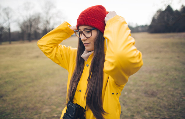 Millennial κορίτσι φορώντας κίτρινο αδιάβροχο - Φωτογραφία, εικόνα