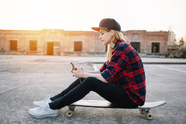 Young teenager girl with skateboard, outdoors - Photo, Image