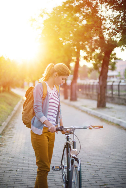 Молода дівчина їде на велосипеді в парку
 - Фото, зображення