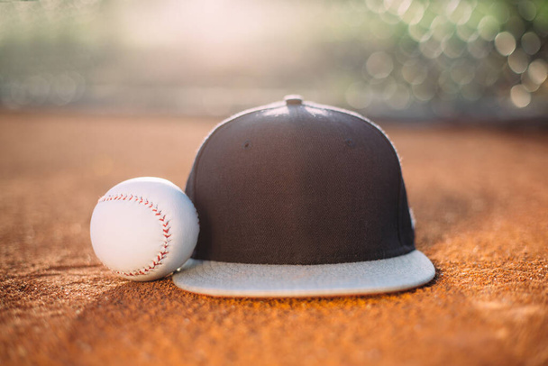 Honkbalpet en bal op het veld - Foto, afbeelding