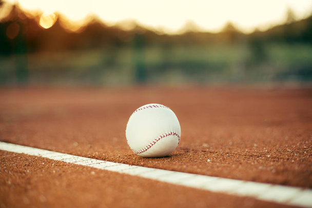 Baseball pallo baseball-kentällä - Valokuva, kuva