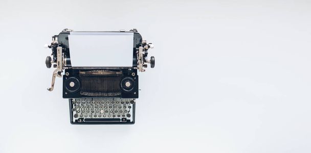Retro máquina de escrever na mesa branca. Máquina de digitação em fundo branco, espaço de cópia. - Foto, Imagem