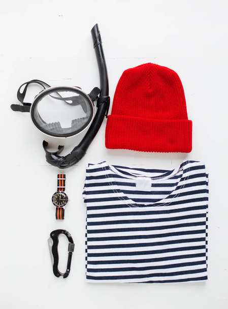 Плоский набір снорк з матросною смугастою сорочкою та червоними вовняними шапками
 - Фото, зображення
