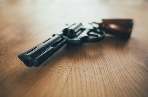 Revolver-Handfeuerwaffe auf Holzgrund - Foto, Bild