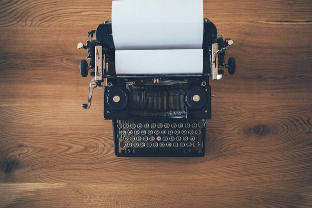 Máquina de escribir retro en escritorio de madera. Vista de ángulo alto de la máquina de escribir vintage - Foto, imagen